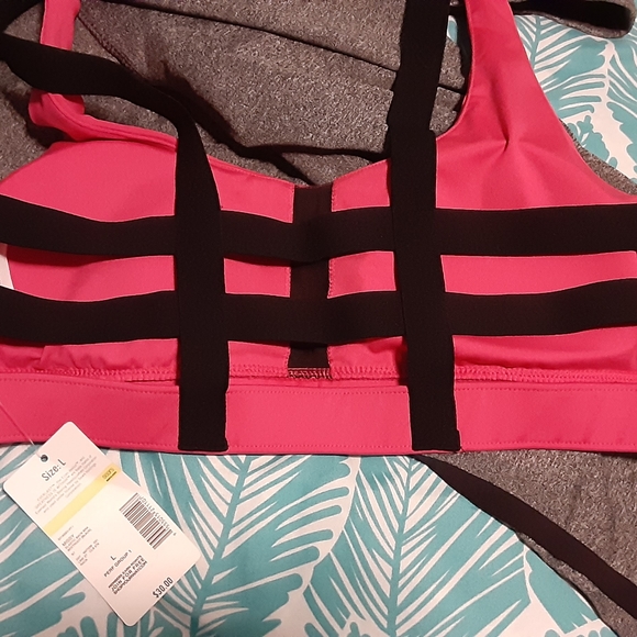 Matching workout pants and sport bras - Picture 4 of 6